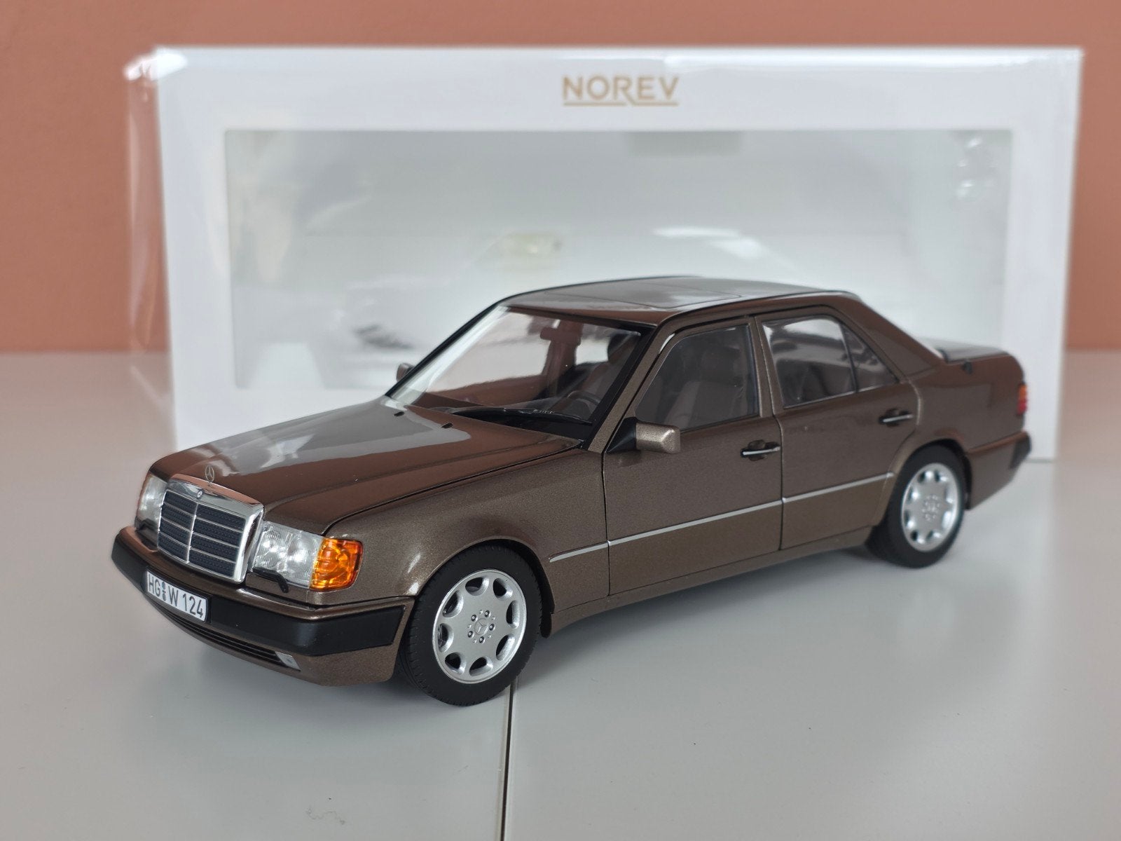 Norev Mercedes-Benz 500E (W124) 1:18 modelauto - Impala met., Ophalen of Verzenden, Zo goed als nieuw, Auto, Norev