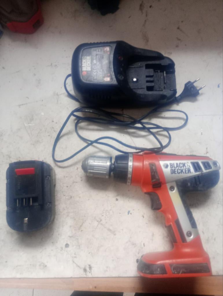 Boormachine black and decker met accu en lader, Ophalen of Verzenden, Gebruikt, Boormachine