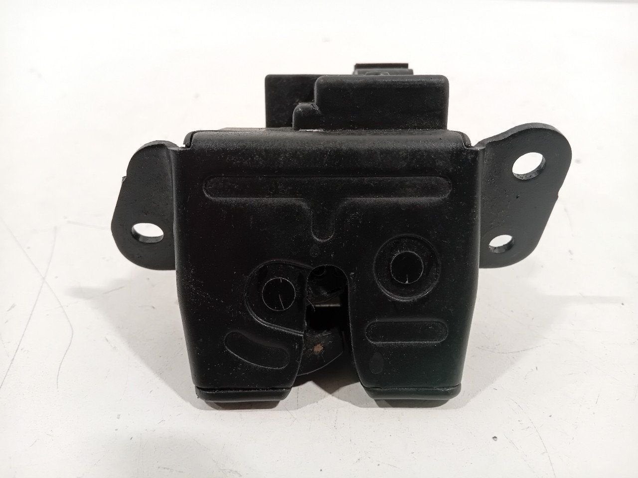 Slot mechaniek kofferdeksel achterklep elektrisch Kia Sporta, Onderdelen@venauto.nl, Van der Ven Autorecycling B.V., Ettenseweg 76, 4706 PB Roosendaal, The Netherlands