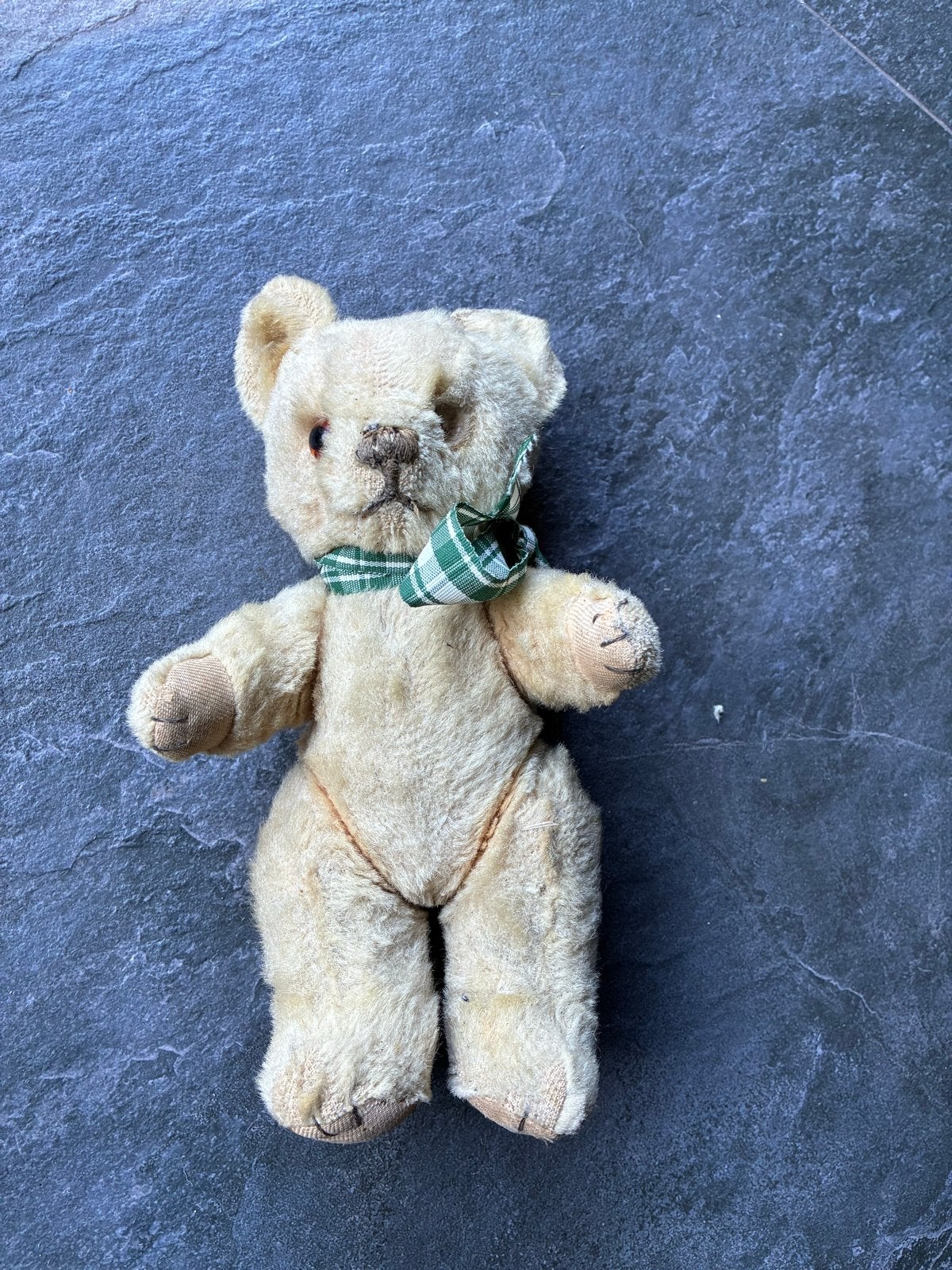 Vintage Teddybeer met Groen Geruite Strik - Gebruikt, Ophalen of Verzenden, Gebruikt, Stoffen beer, Steiff