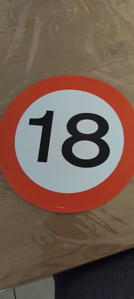 Geplastificeerd bord 18 jaar 4 stuks, Ophalen of Verzenden, Gebruikt, Versiering, Verjaardag