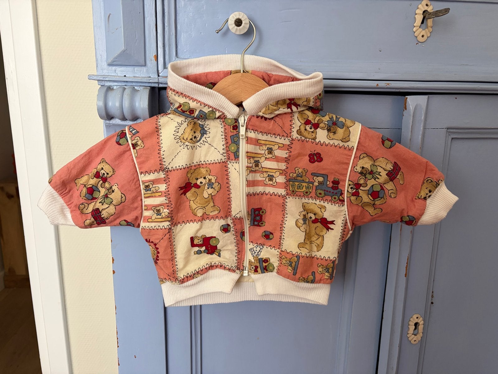 Schattig vintage babyjasje met teddybeerprint, Ophalen of Verzenden, Gebruikt, Jongen of Meisje