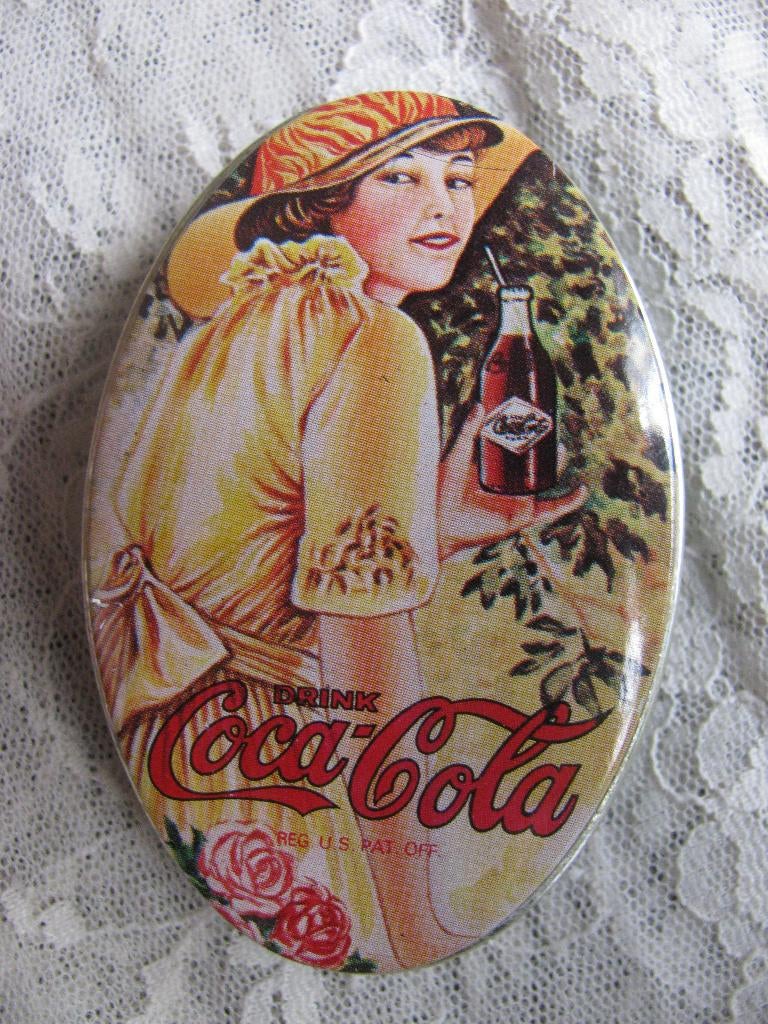 Vintage Coca Cola Blikje - Dame met Flesje Cola - 7 x 4.5 cm, Antiek en Kunst, Verzenden
