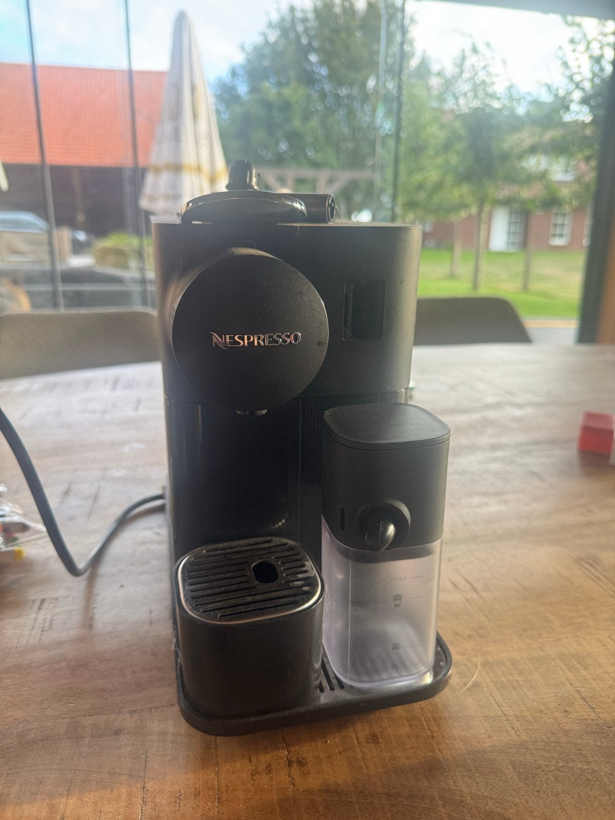 Nespresso De'Longhi Lattissima One - Koffiezetapparaat, Gebruikt, Koffiemachine, Ophalen of Verzenden, Koffiepads en cups