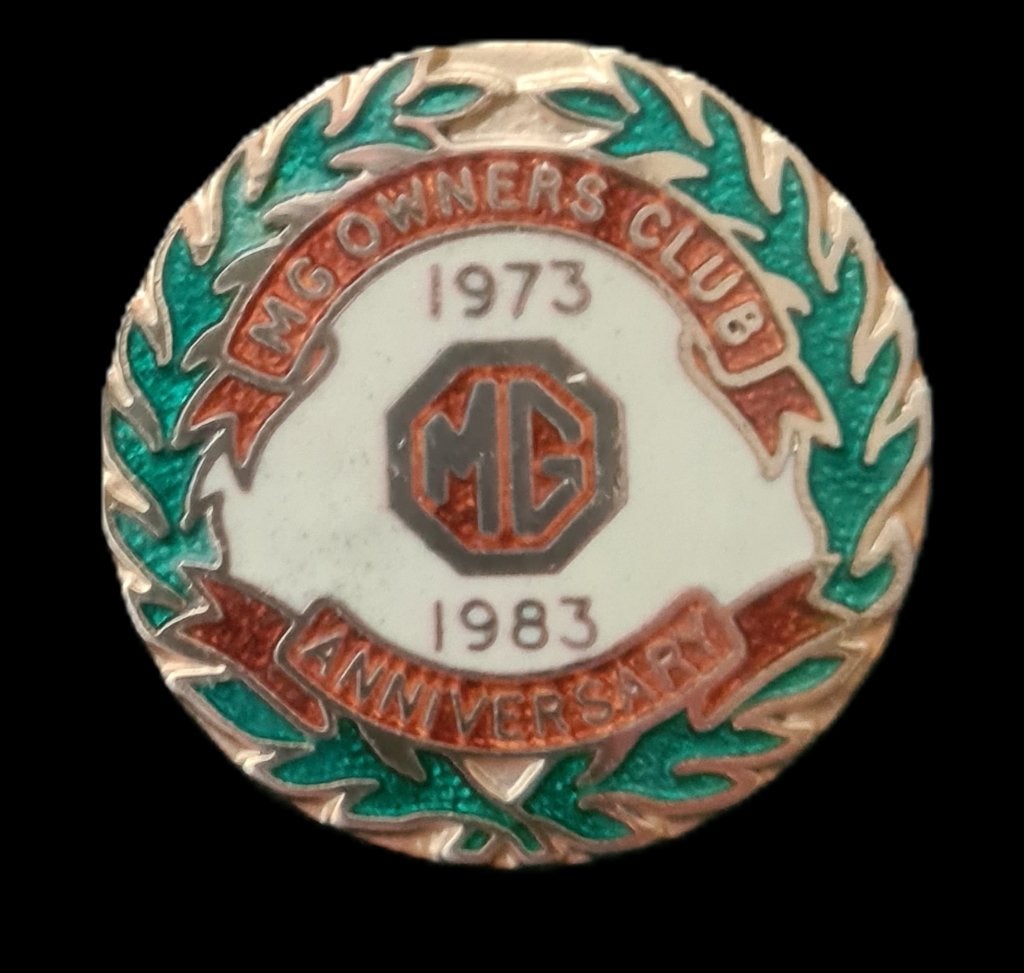 M.G. Owners Club 1973-1983 Anniversary broche, Verzenden, Nieuw, Sport, Speldje of Pin