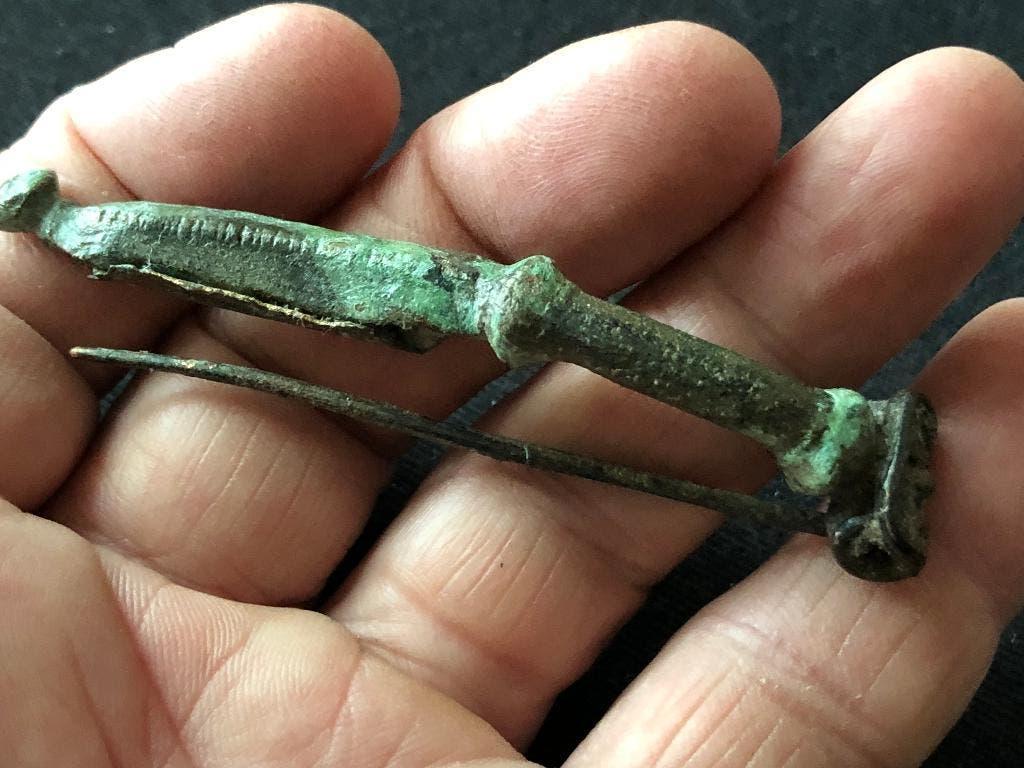 Keltische FIBULA mantelspeld fraai lang type Bodemvondst, Ophalen of Verzenden, Brons