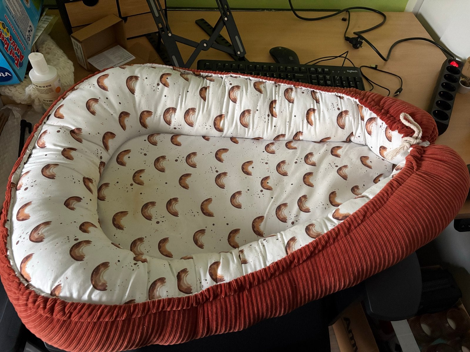 Comfortabel baby nestje met regenboogprint, Ophalen, Gebruikt, Overige typen