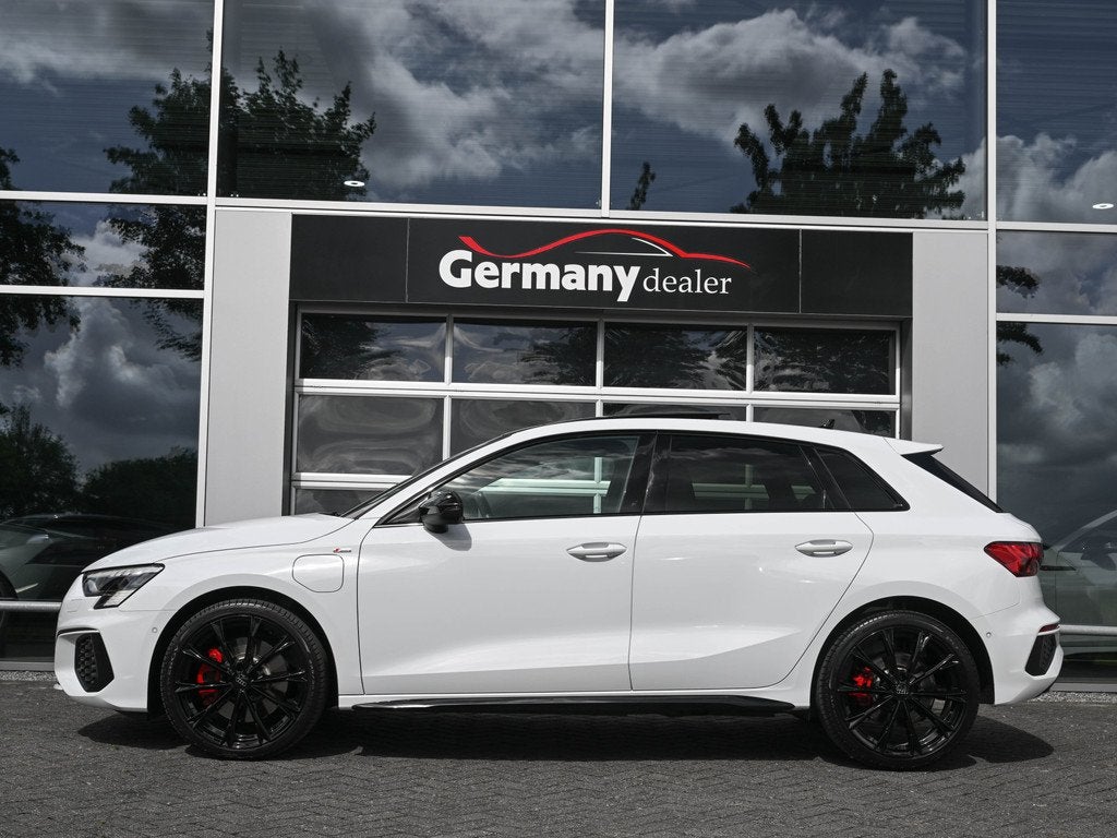Audi A3 Sportback 45TFSI E 245pk S-Edition Competition Pano, Auto's, Audi, Gebruikt, 4 cilinders, Met garantie (alle), Leder en Stof