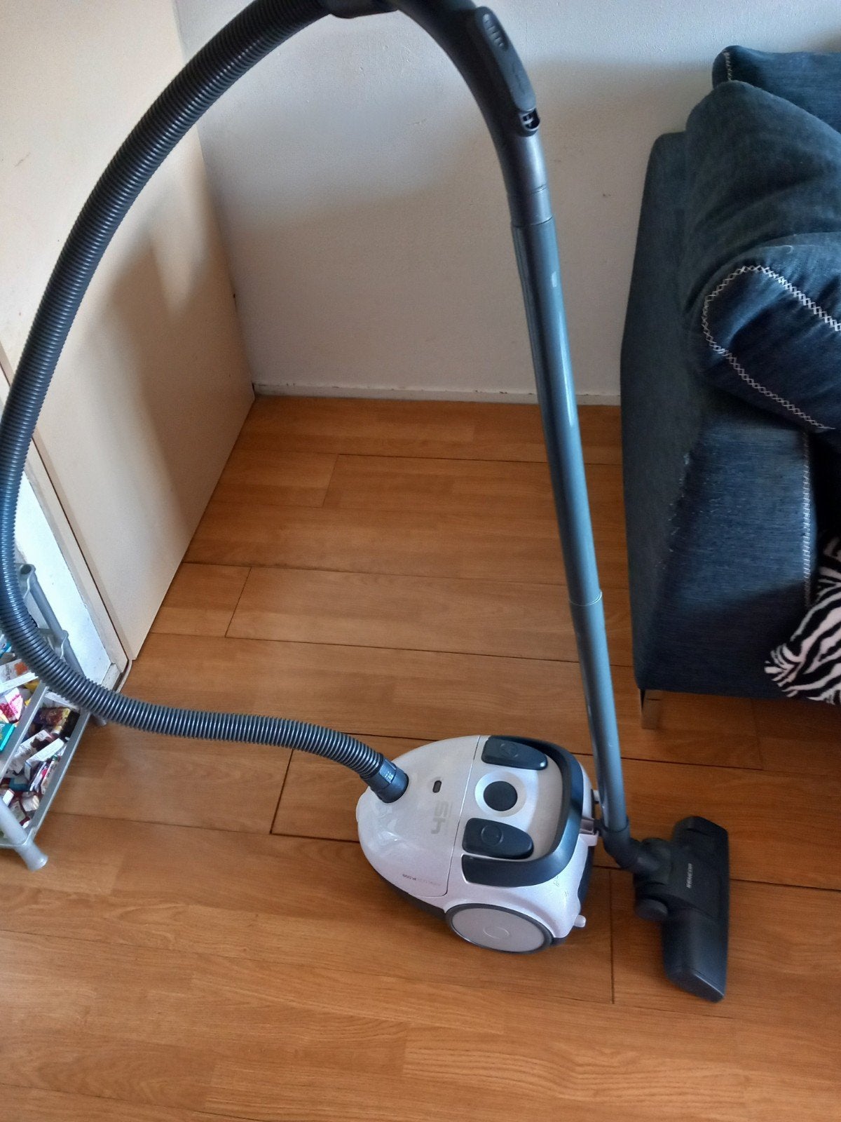 Sencor stofzuiger svc 45 wh MOET WEG, Witgoed en Apparatuur, Stofzuigers, Ophalen, Gebruikt, Stofzak, Minder dan 1200 watt