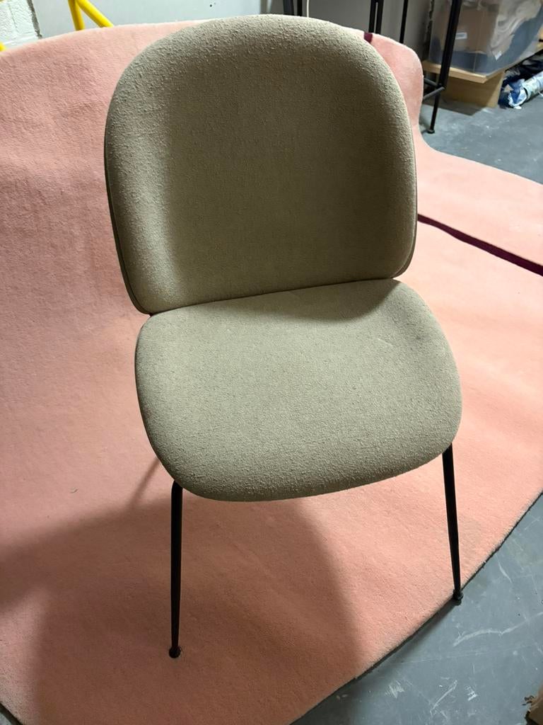 Gubi beetle design stoel showmodel, Huis en Inrichting, Stoelen, Kunststof, Blauw, Ophalen of Verzenden, Zo goed als nieuw