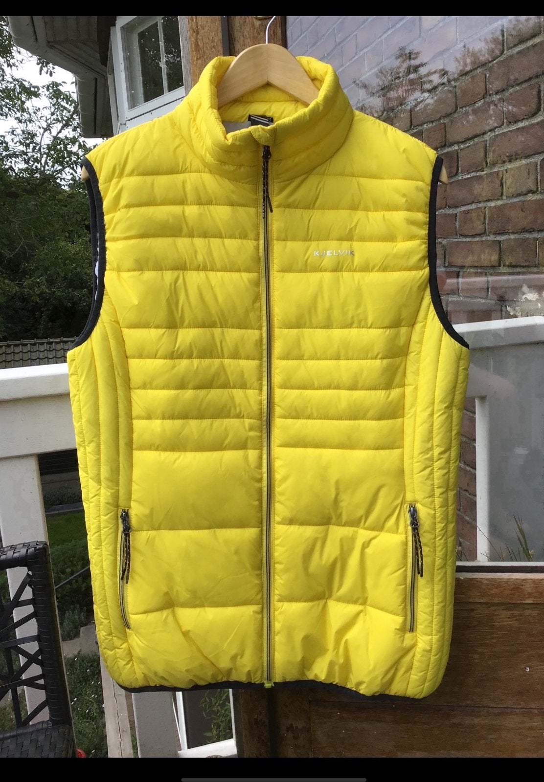 Gele bodywarmer, maat 42 v. het merk Kjelvik, voering zilver, Ophalen of Verzenden, Zo goed als nieuw, Maat 42/44 (L), Geel