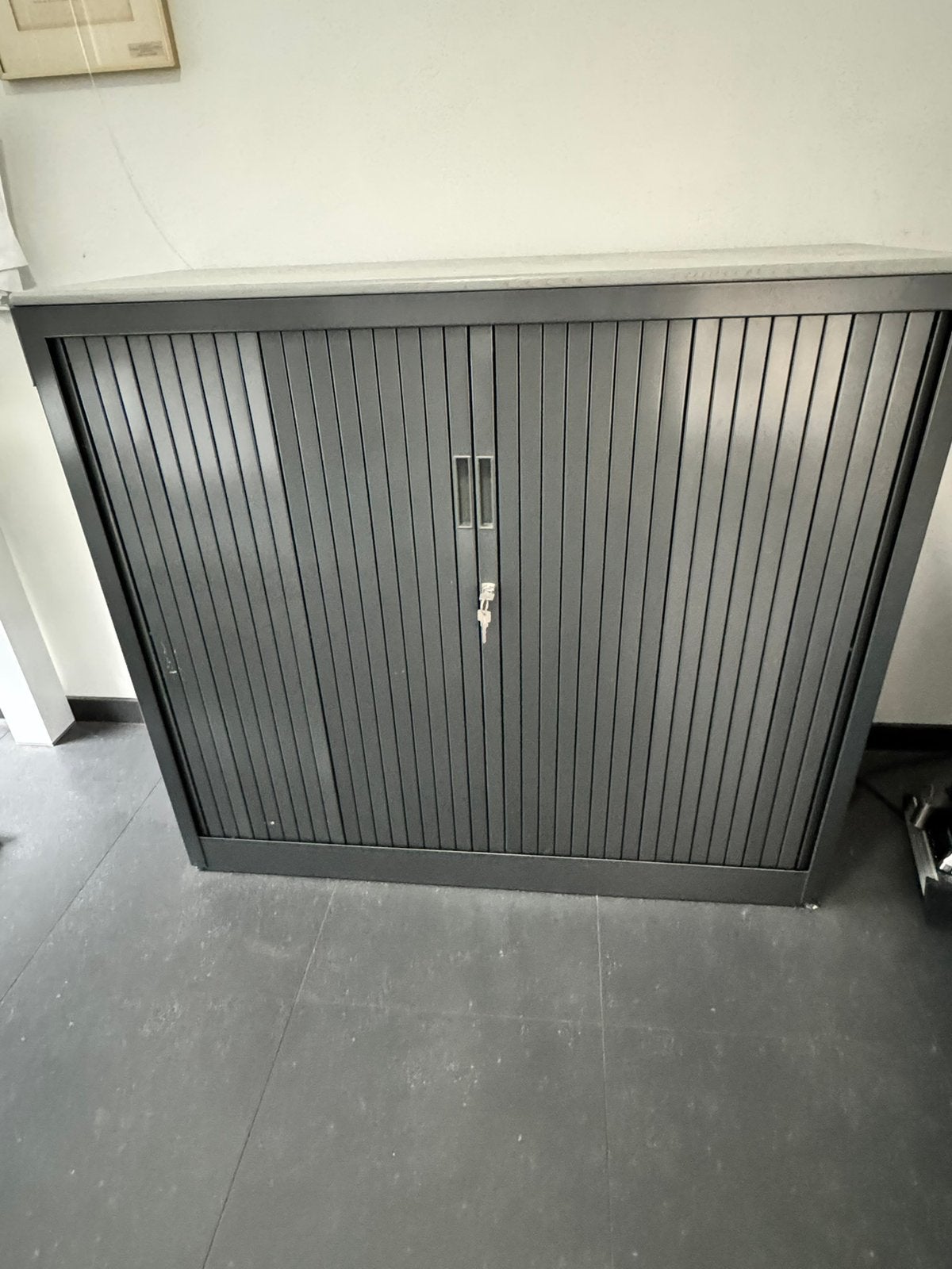 Roldeur archiefkast, Huis en Inrichting, Kasten | Roldeurkasten en Archiefkasten, Gebruikt, 100 tot 150 cm, Ophalen of Verzenden