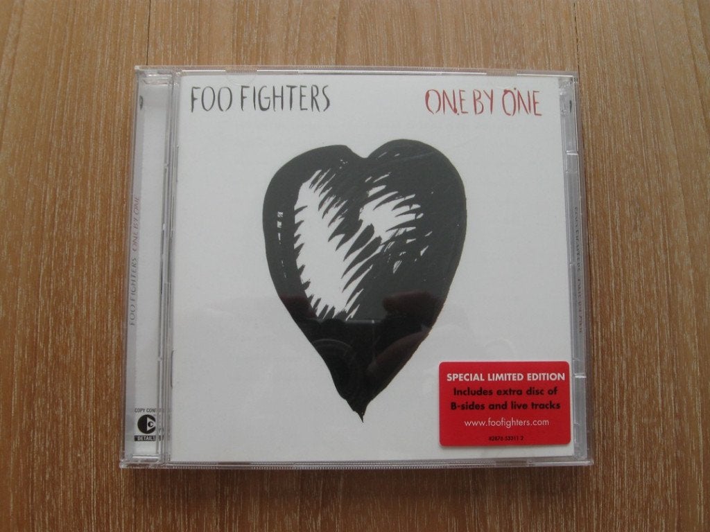 CD (2 Discs) Foo Fighters - One by One (Limited Edition), Met bonustracks, Ophalen of Verzenden, Zo goed als nieuw, Poprock