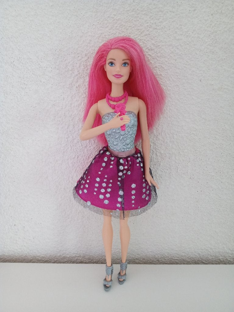 COURTNEY uit Barbiefilm Prinses in het Popsterrenkamp Basic, Verzamelen, Poppen, Ophalen of Verzenden, Gebruikt, Pop