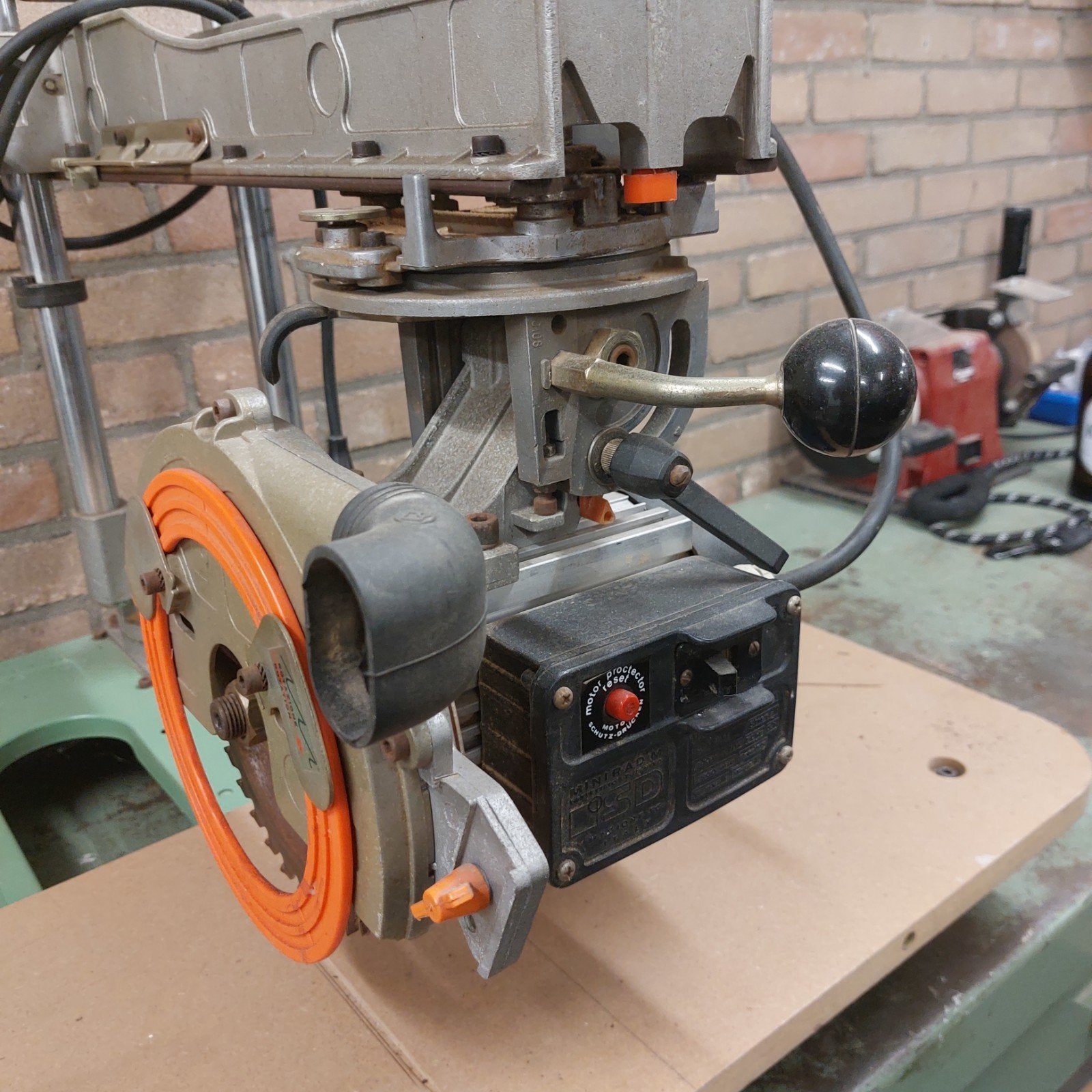 Afkortzaag en verstekzaag in 1 machine, Ophalen, Elektromotor