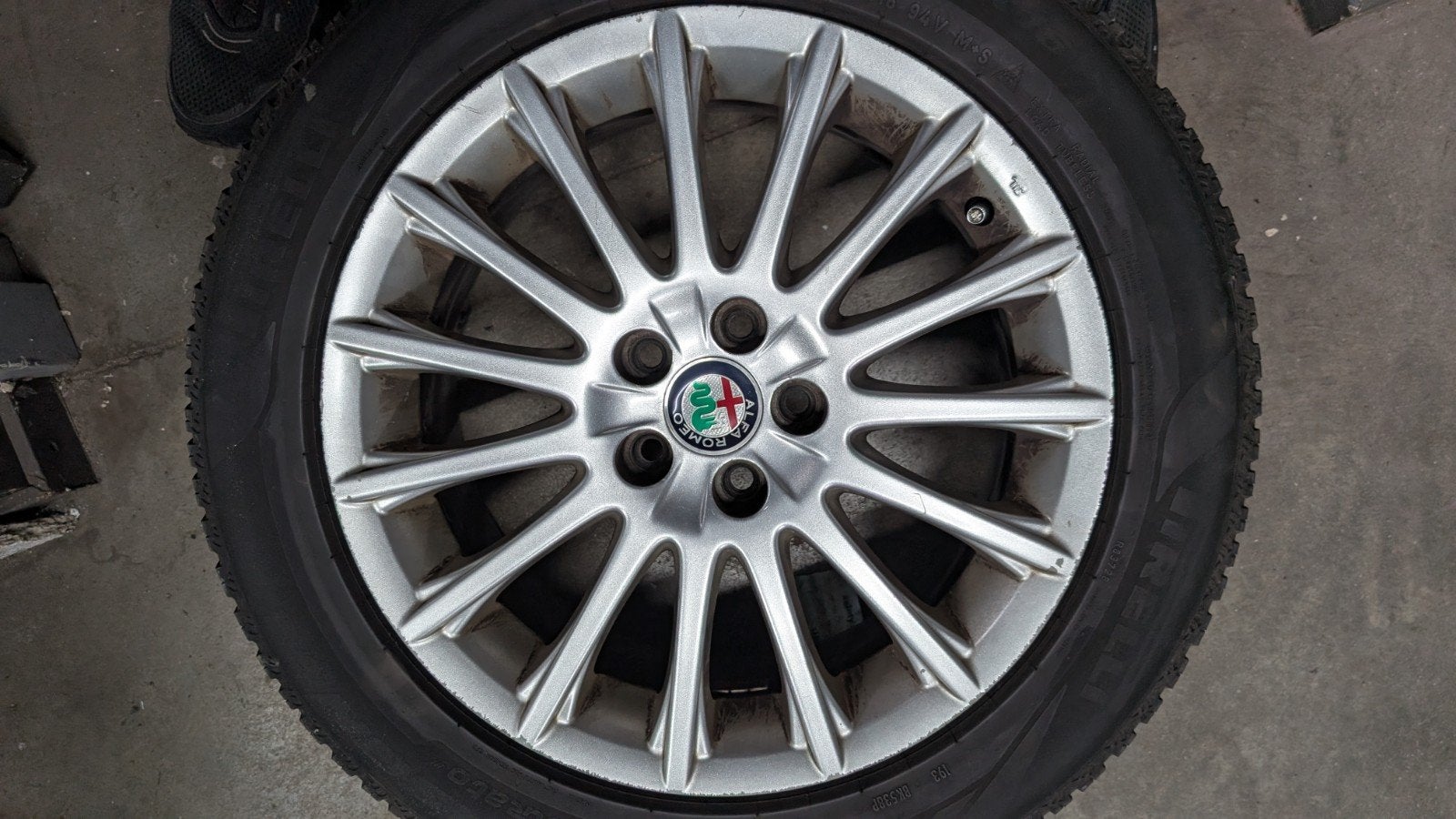 Alfa Romeo 16 inch velgen met Pirelli All Season banden, Ophalen, Gebruikt, 16 inch, Banden en Velgen