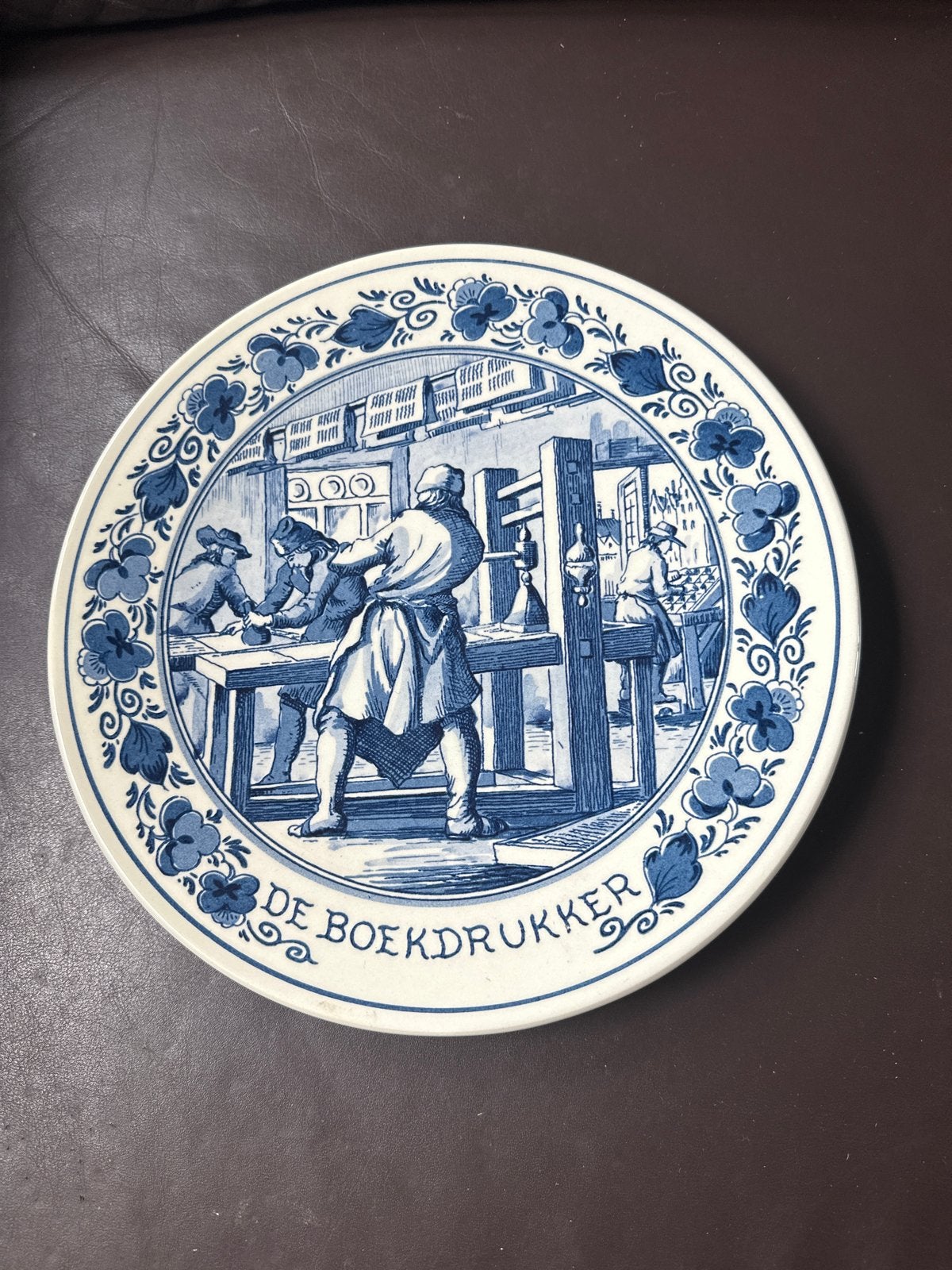 Delfts Blauw Wandbord 'De Boekdrukker' - Royal Goedewaagen, Antiek en Kunst, Ophalen of Verzenden
