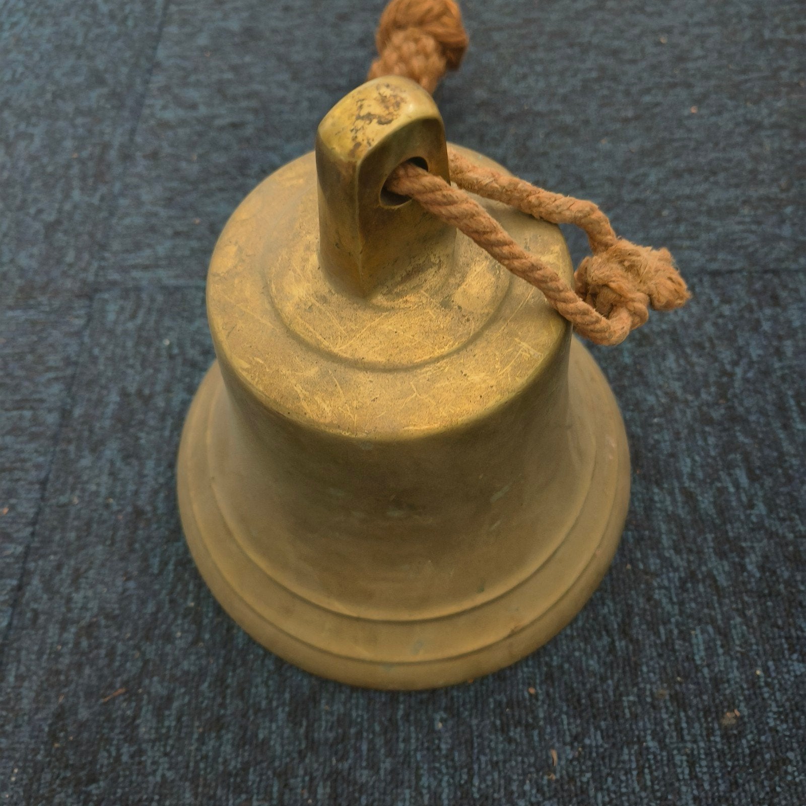Antieke scheepsbel van brons met touw, Ophalen