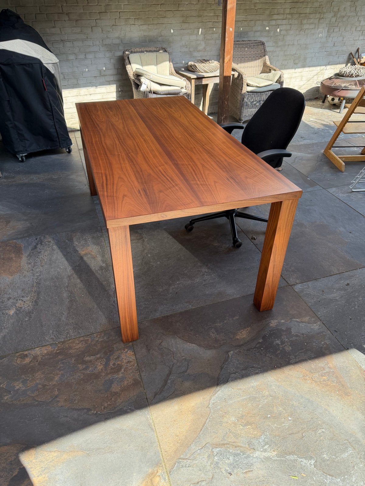 Notenhout (fineer) bureau met gasgeveerde burostoel, Ophalen