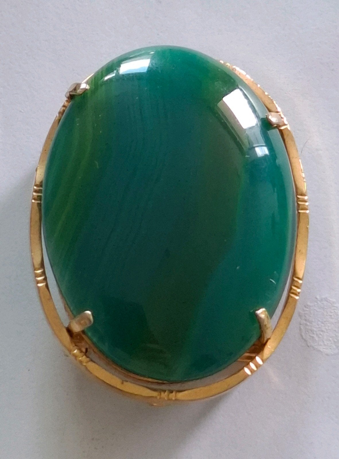 Vintage goudkleurige broche met grote groene agaat Jaren 60, Ophalen of Verzenden, Goud, Met edelsteen