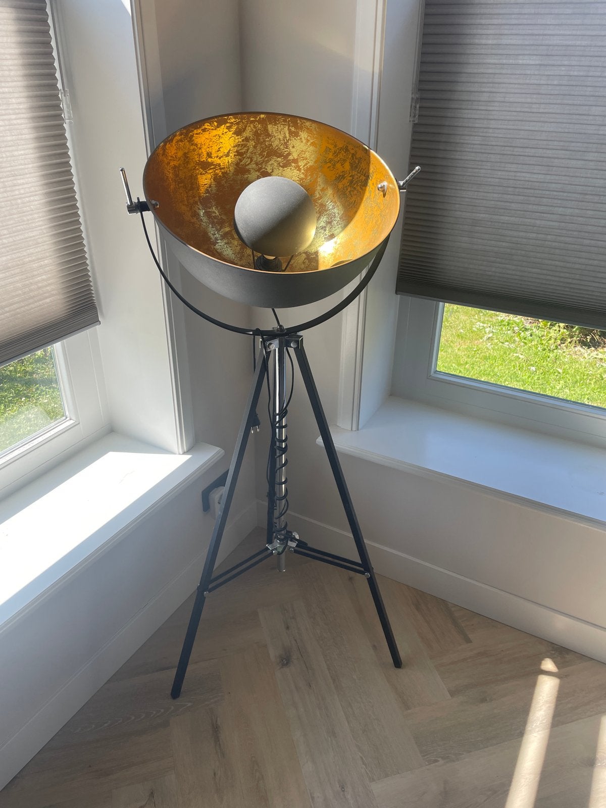 Grote vloerlamp met gouden binnenkant en driepoot, Huis en Inrichting, Lampen | Vloerlampen, Ophalen, E27 (groot), Zo goed als nieuw