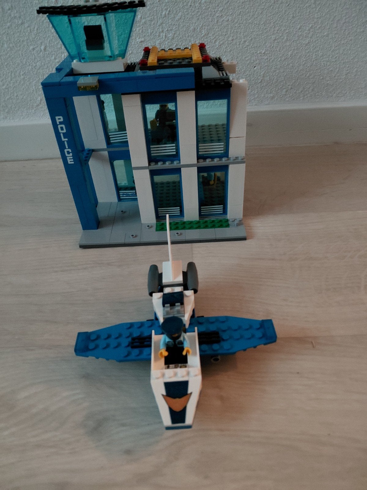Lego City Politiebureau met vliegtuig - Zo goed als nieuw, Inclusief minifiguren, City, Lego, Ophalen of Verzenden