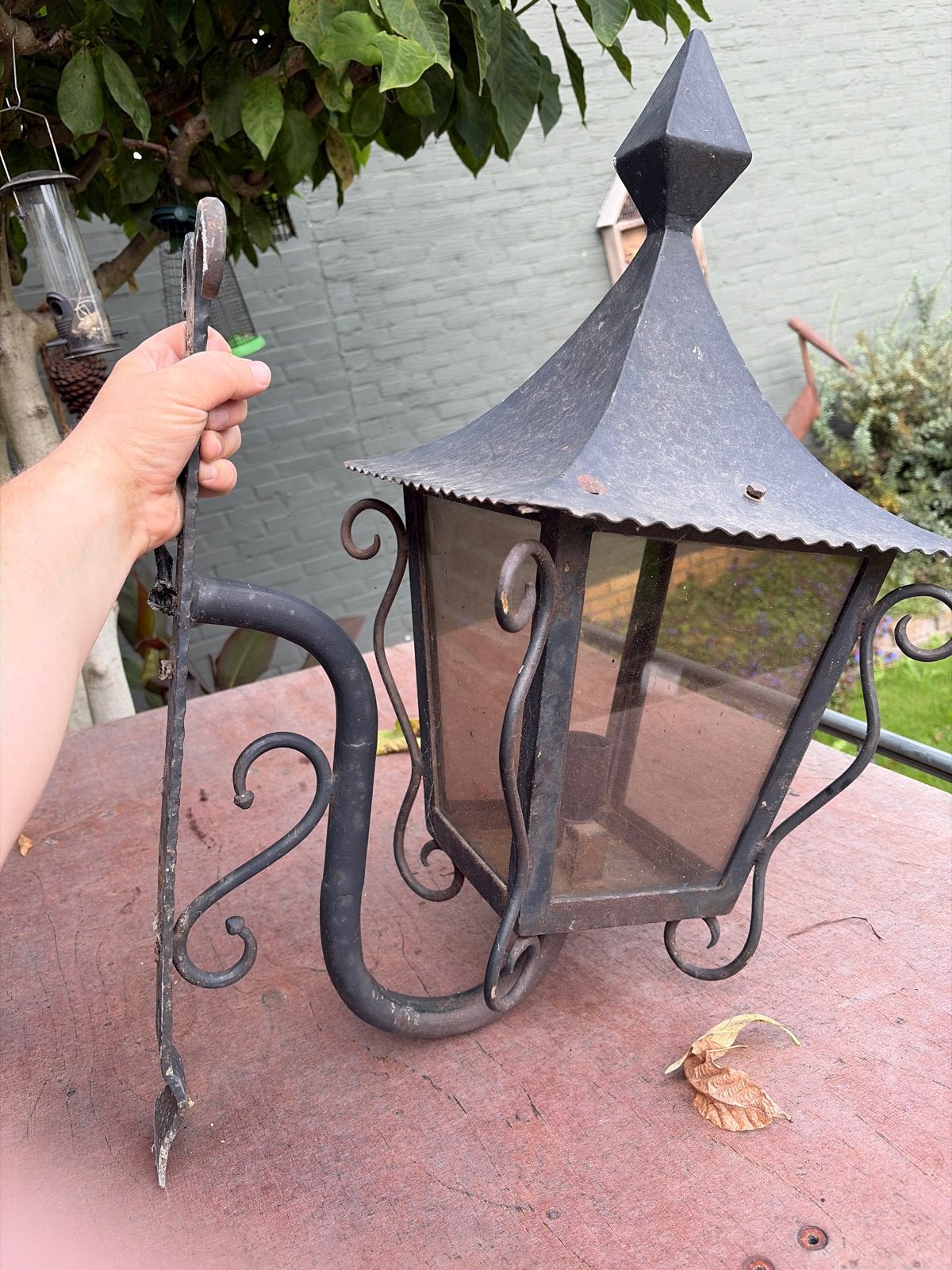 Antieke smeedijzeren buitenlamp, Ophalen
