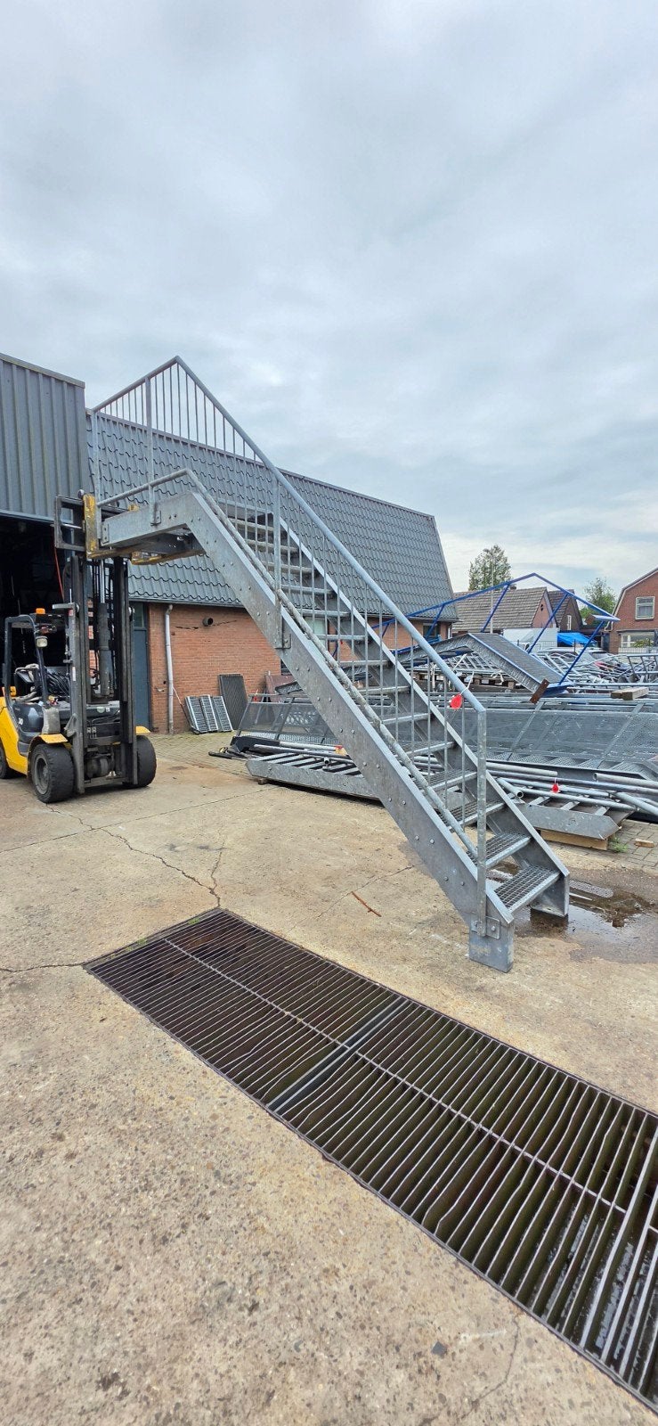 Stalen trap gegalv met bordes hoog 2,85mtr. Nor103