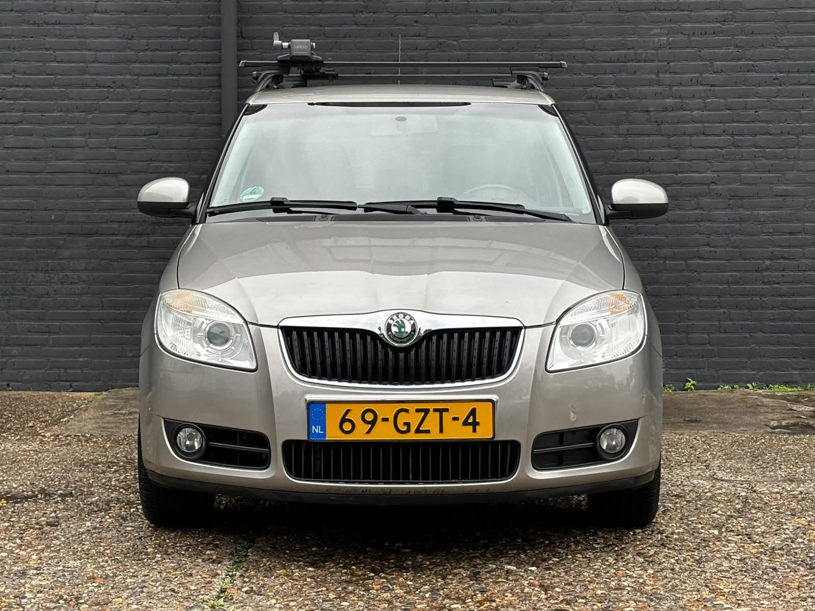Skoda Fabia Combi 1.4-16V Elegance CARPLAY|AIRCO|ELEK RAMEN|, Auto's, Voorwielaandrijving, Zwart, 4 cilinders, Beige