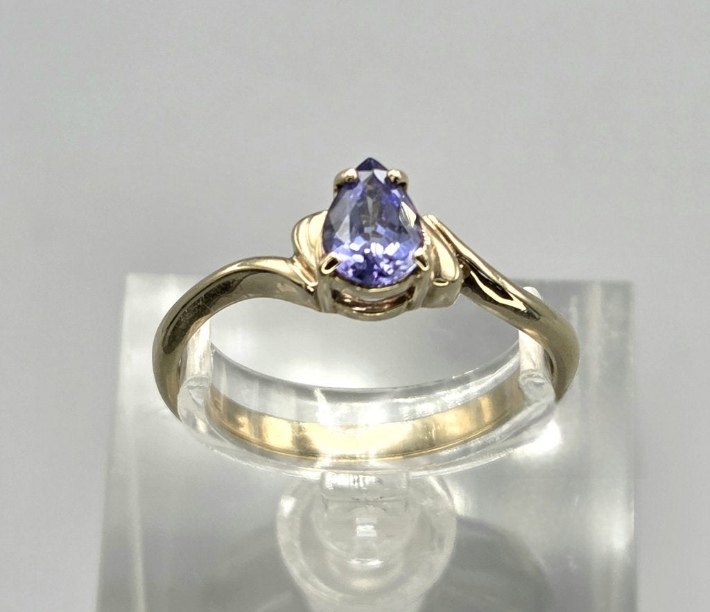 Gouden Vintage ring met edelsteen tanzaniet. 2026/341