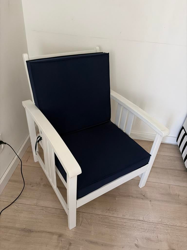 Witte houten stoel met donkerblauwe kussens, Huis en Inrichting, Stoelen, Ophalen, Gebruikt, Wit, Eén