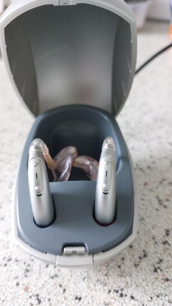 2 Gehoorapparaten - Unitron Stride B5-PR met oplader, Ophalen of Verzenden, Zo goed als nieuw