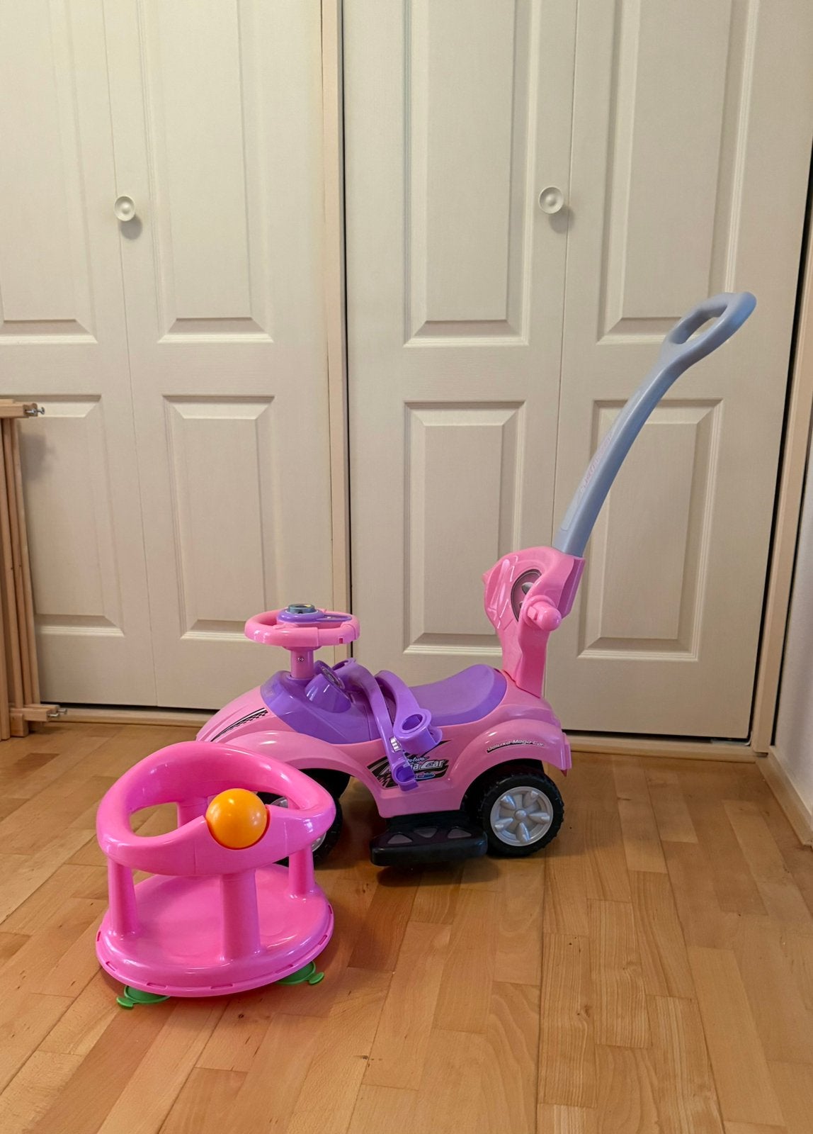 Roze loopauto met duwstang en babyzitje voor in bad, Kinderen en Baby's, Ophalen, Gebruikt, Loopvoertuig