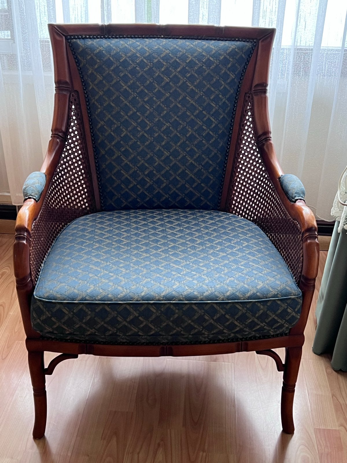 Klassieke fauteuil met rotan en blauwe bekleding, Ophalen