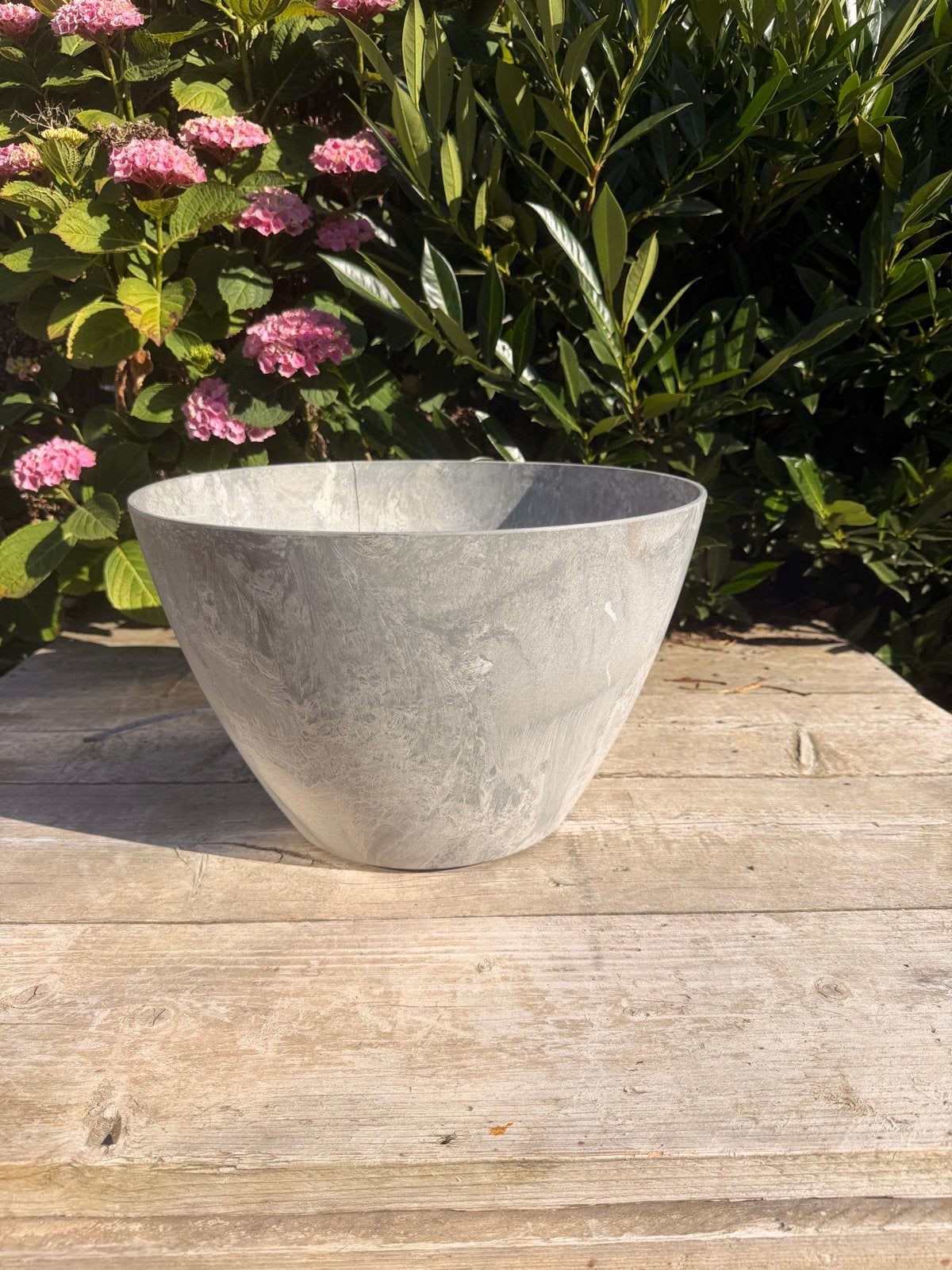 Grote grijze buitenpot met scheurtje, 40-25cm, 25 tot 40 cm, Overige materialen, Gebruikt, Balkon
