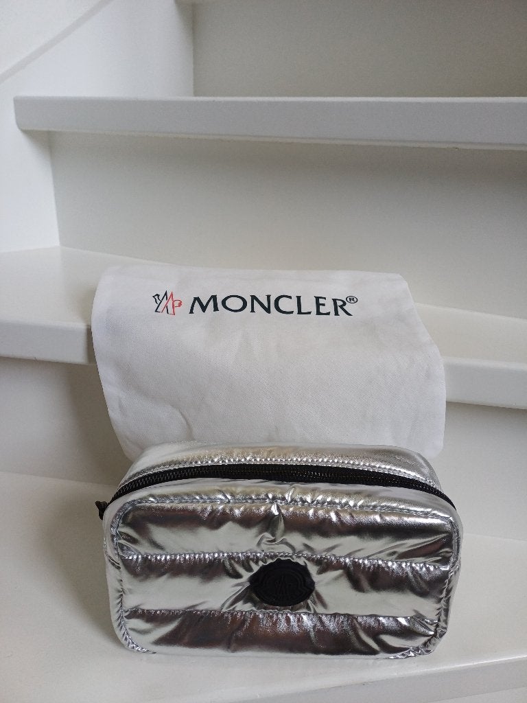 MONCLER TOILETTAS INCL DUSTBAG NIEUW, Ophalen of Verzenden, Nieuw, Zilver