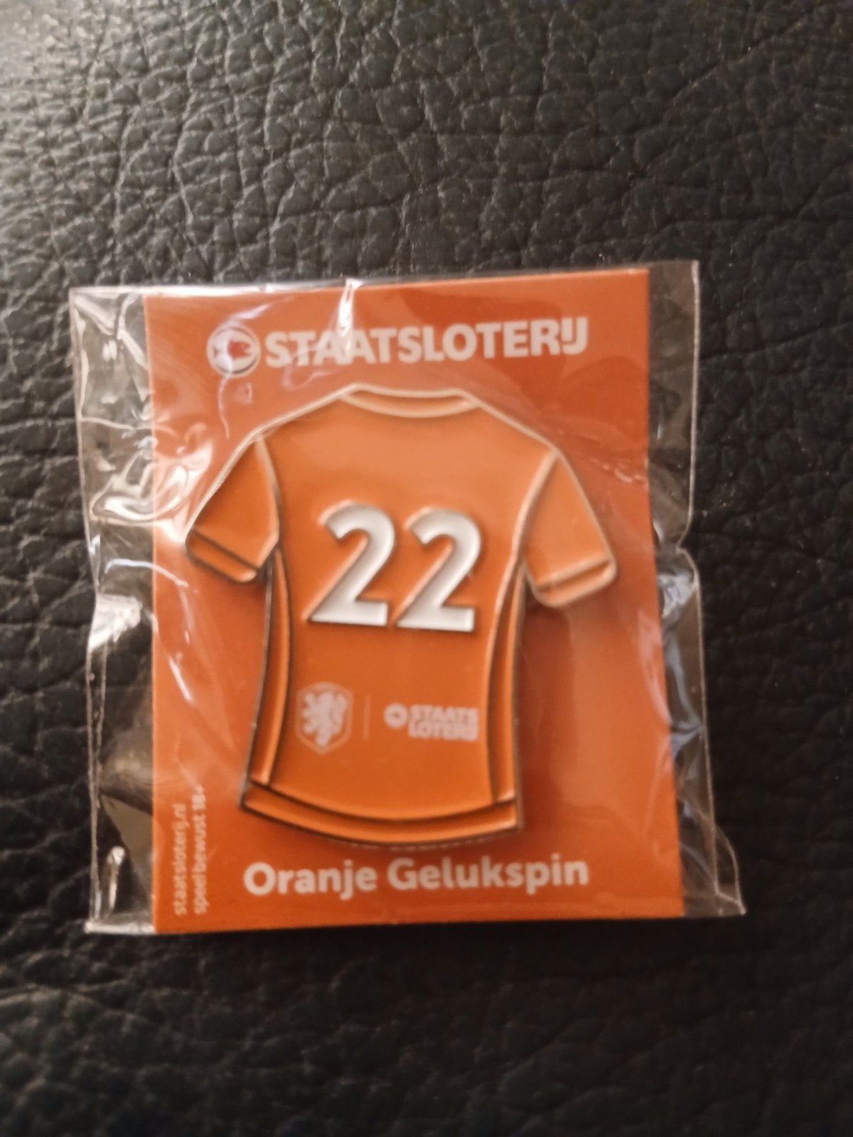 Oranje Gelukspin Dumfries - Staatsloterij Voetbal Speldje, Ophalen of Verzenden, Nieuw, Overige sporten, Overige typen