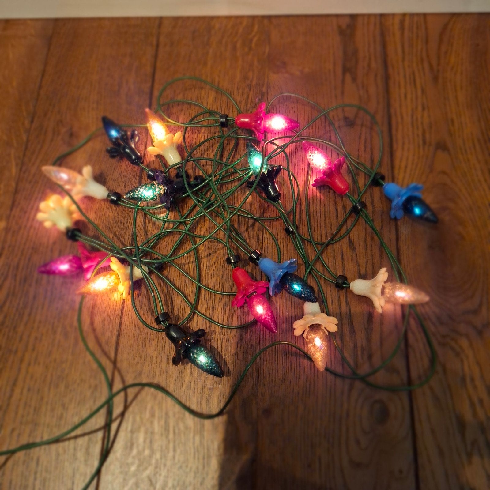 Antiek snoer met bloemvormige armaturen en denappel lampjes, Diversen, Kerst, Ophalen of Verzenden, Gebruikt
