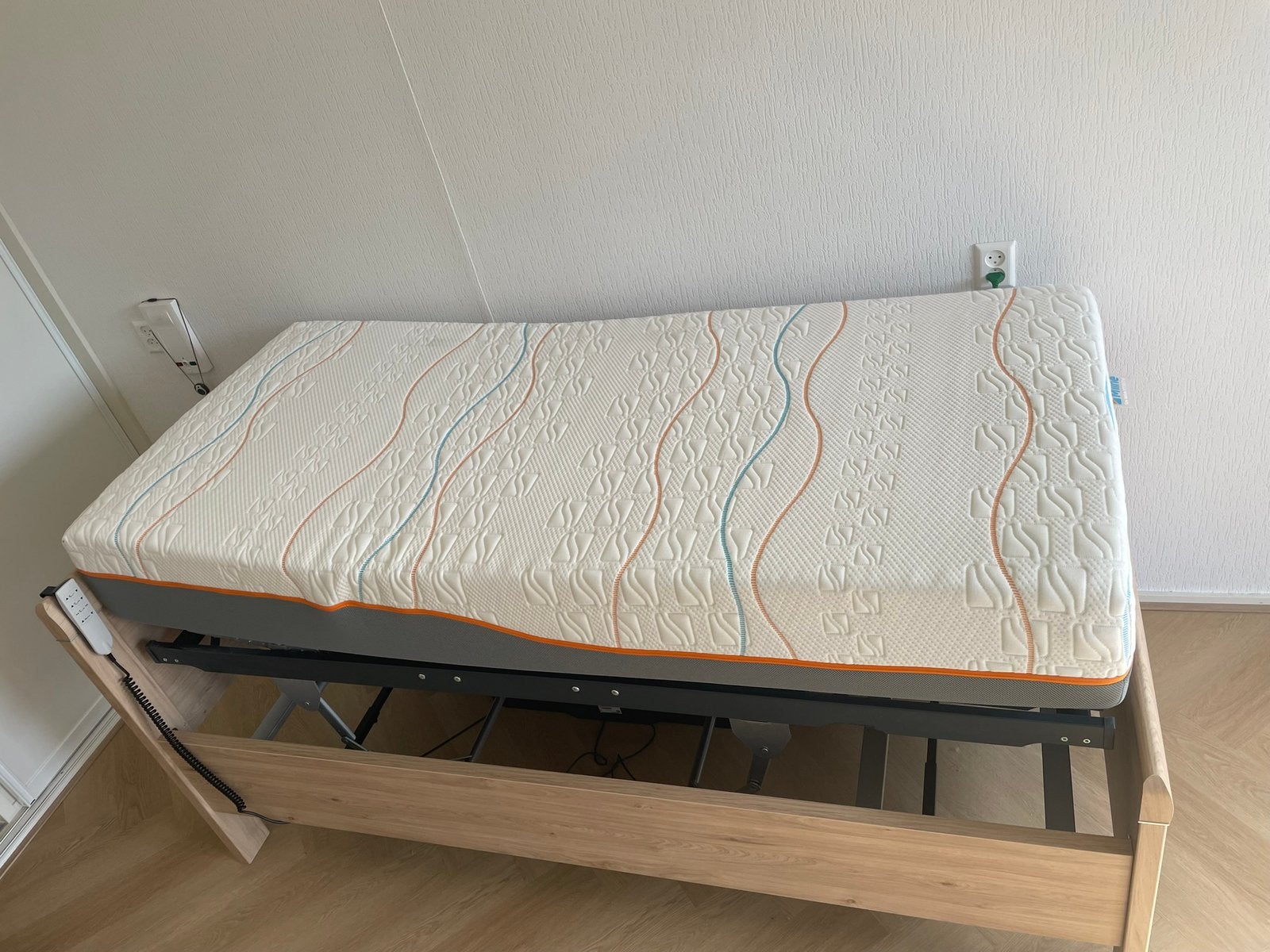 Seniorenbed en elektrische verstelbare lattenboden en matras, Ophalen, Verstelbaar, 90 cm, Zo goed als nieuw