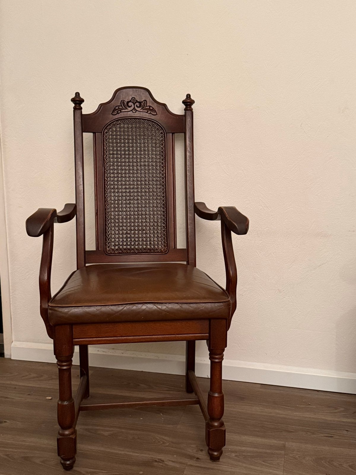 Antieke houten stoel met rieten rugleuning en leren zitting, Antiek en Kunst, Ophalen