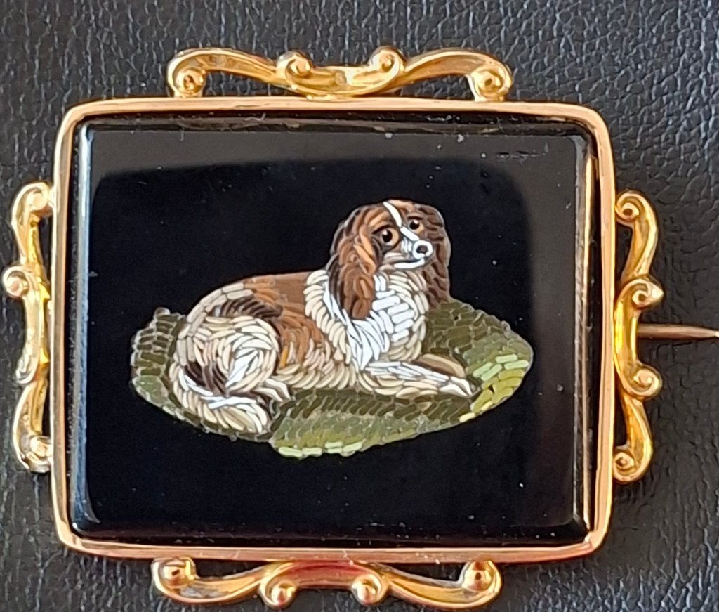 Mikromozaiek broche(19de eeuw) met afbeelding hond, Sieraden, Tassen en Uiterlijk, Antieke sieraden, Verzenden, Goud, Broche