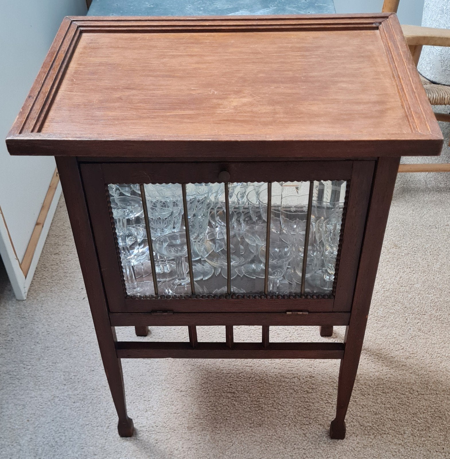 Vintage kastje met 32 vintage glaasjes, Ophalen