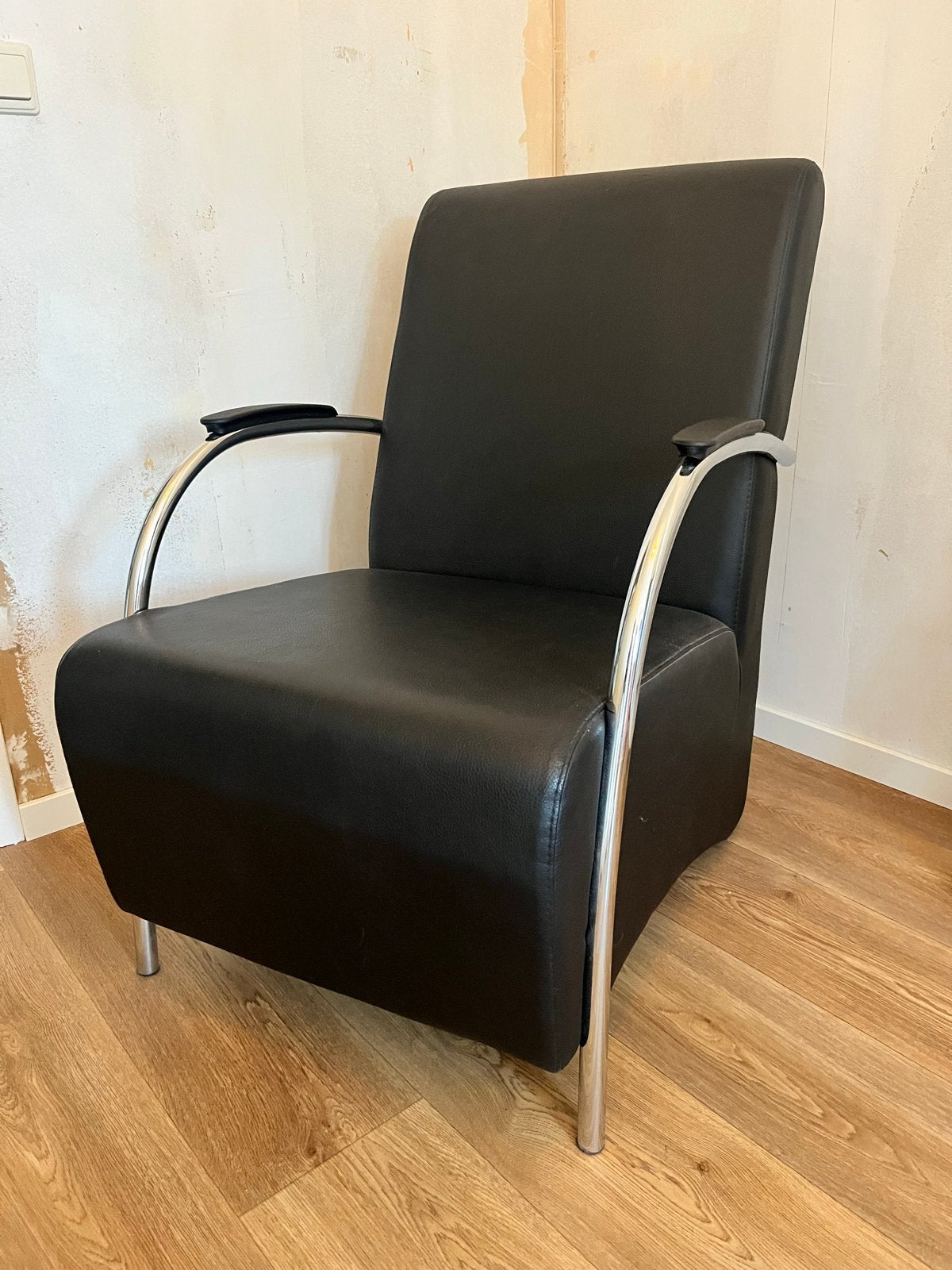 Zwarte fauteuil, gratis afhalen in Papendrecht, geen handel., Huis en Inrichting, Fauteuils, Kunststof, Gebruikt, 75 tot 100 cm