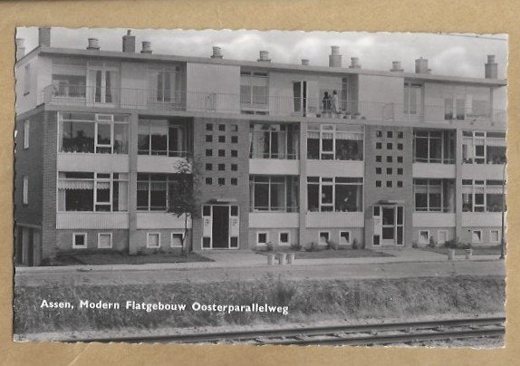 Assen, Modern Flatgebouw Oosterparallelweg - Ansichtkaart, Ophalen of Verzenden, 1940 tot 1960, Ongelopen, Drenthe