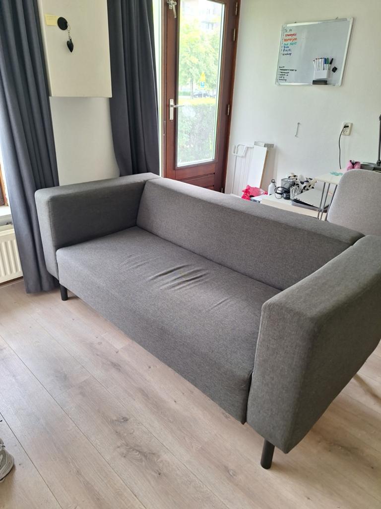 GRATIS donkergrijze bank Jysk, Huis en Inrichting, Banken | Sofa's en Chaises Longues, Ophalen, Gebruikt, 150 tot 200 cm, Tweepersoons