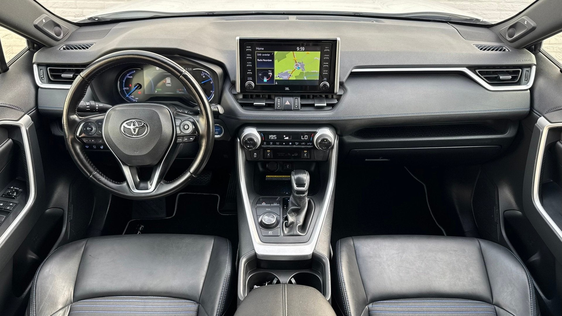 Foto 2 van Toyota RAV4 2.5 Hybrid AWD Bi-Tone Trekhaak Leder Panorama J