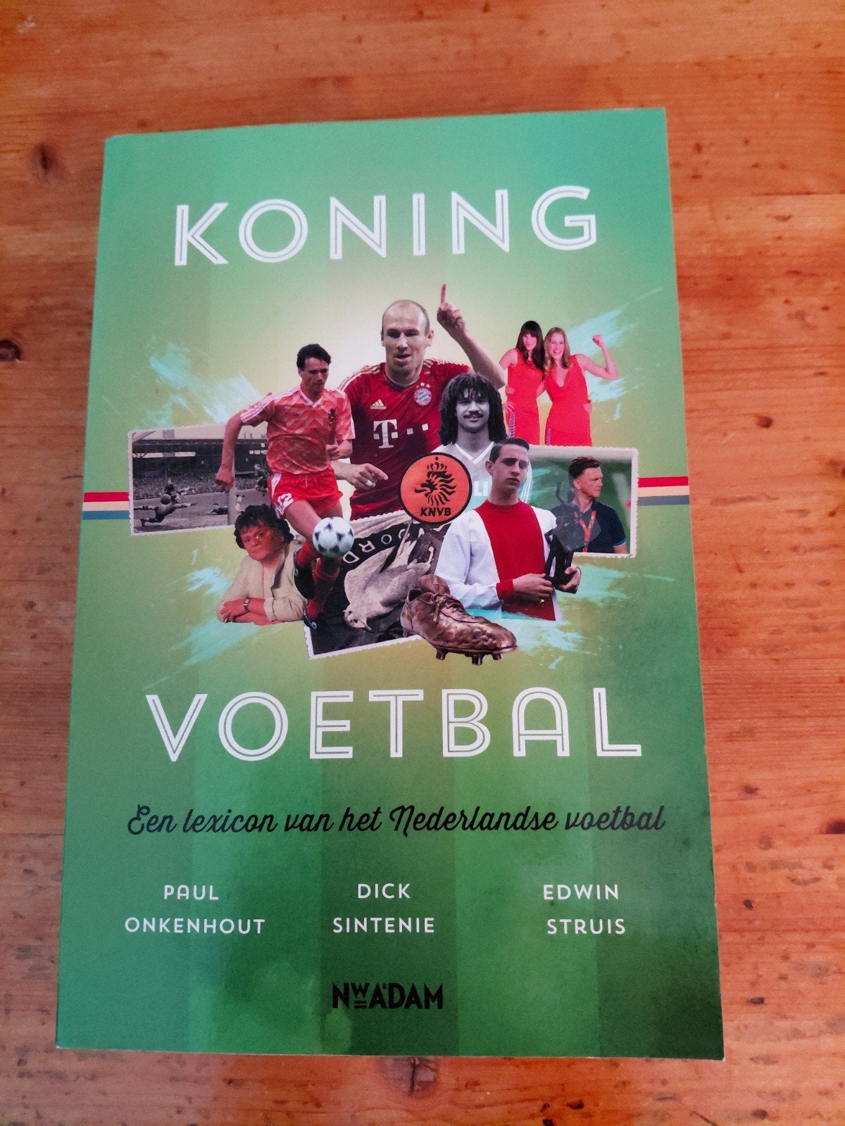 Koning Voetbal- Een lexicon van het Nederlandse Voetbal, Ophalen of Verzenden, Zo goed als nieuw, Balsport