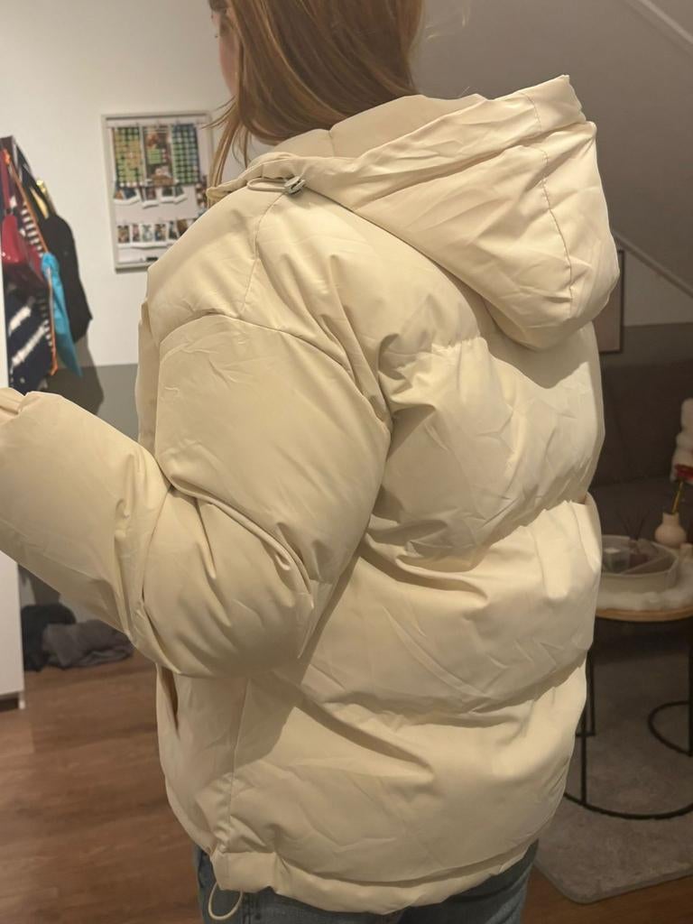 Stijlvolle beige puffer jas - Maat M (nieuw), Ophalen of Verzenden, Nieuw, Maat 38/40 (M), Beige
