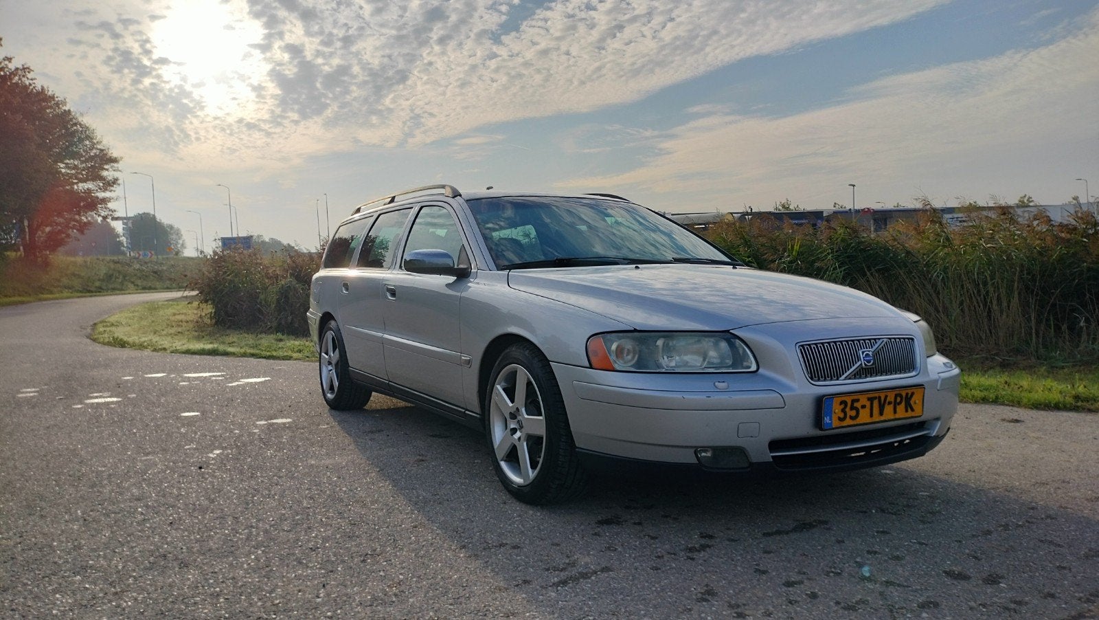 Volvo V70 2.4 D5 AUT 2005 Grijs, Auto's, Dealer onderhouden, 1800 kg, Zwart, 163 pk
