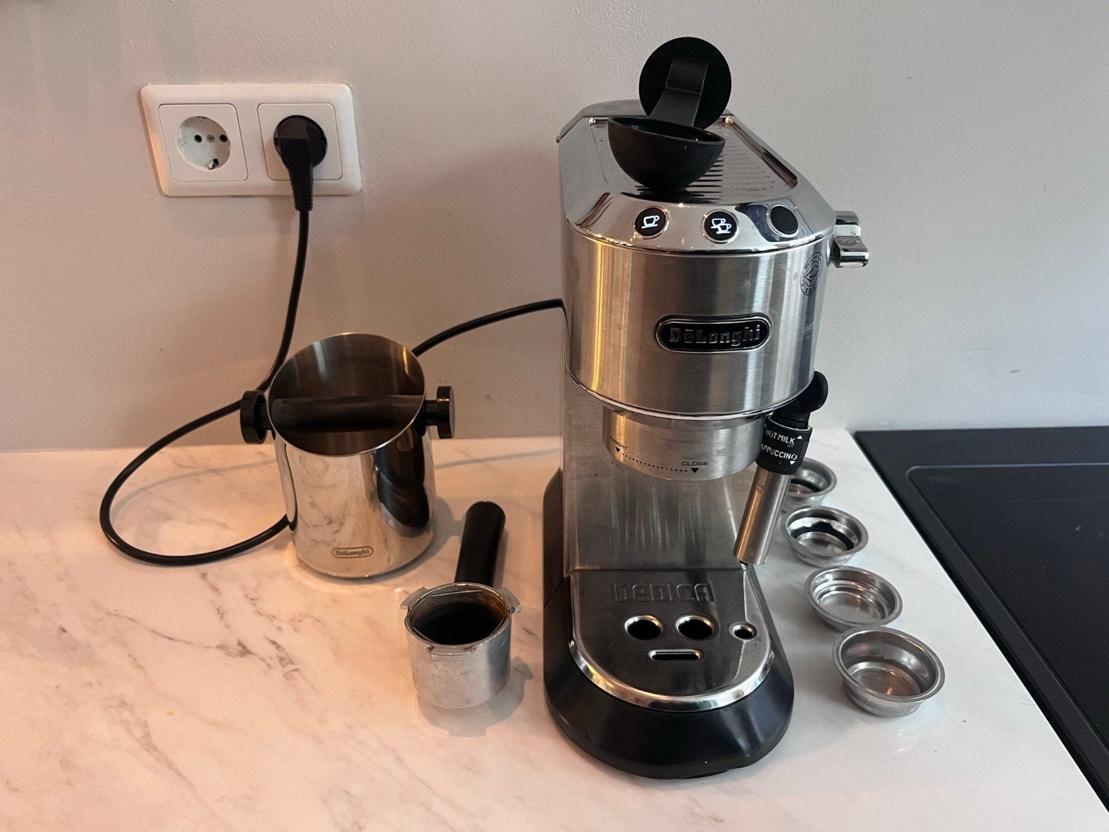 DeLonghi Dedica Style EC 685.M Espressomachine, Stoompijpje, Gebruikt, Espresso apparaat, Gemalen koffie